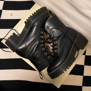 Dr. Martens Leona Boot